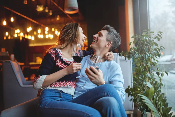 Coppia innamorata su un appuntamento in un caffè a San Valentino — Foto Stock