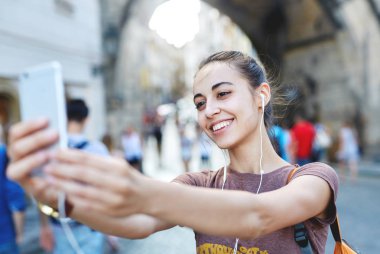 Prag'ın merkezi telefonda fotoğrafta bir kadın turist