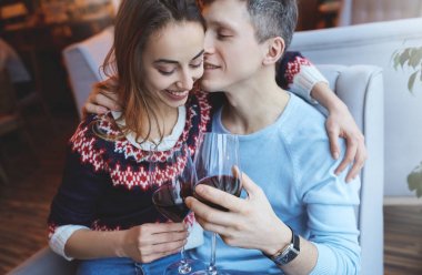 Sevgililer Günü'kafede bir tarihte aşık Çift