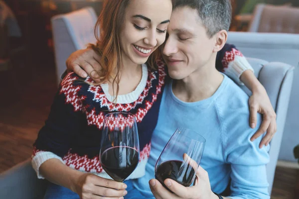 Förälskad par på ett datum i café i alla hjärtans dag — Stockfoto