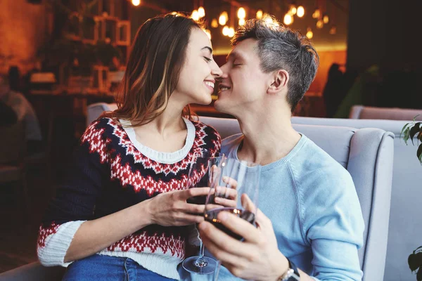 Förälskad par på ett datum i café i alla hjärtans dag — Stockfoto