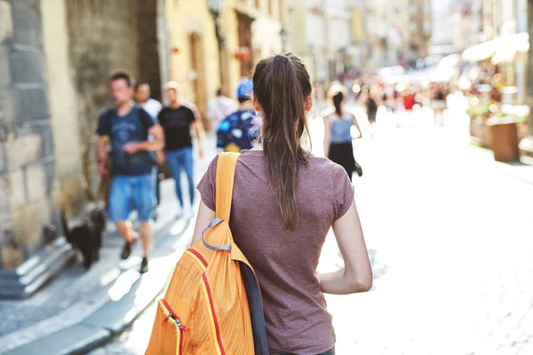 Женщина турист в центре Праги с телефоном в руках — стоковое фото