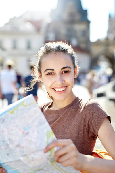 Une touriste femme dans le centre de Prague avec une carte dans les mains de — Photo