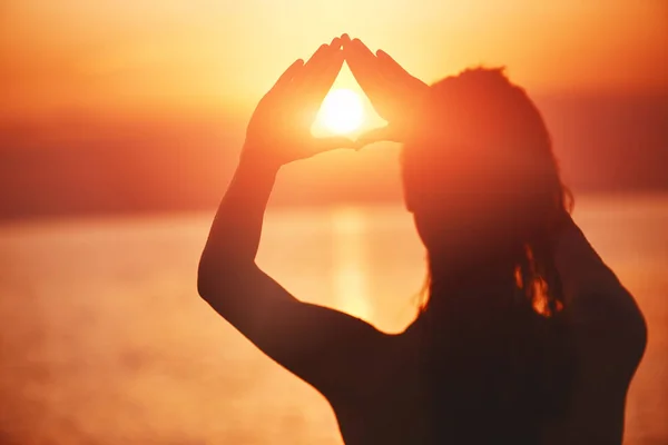 Silhouette di una bella ragazza sessuale contro il mare e il tramonto — Foto Stock