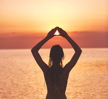 gün batımı ve deniz karşı güzel bir cinsel kız silüeti