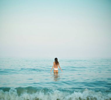 gün batımı ve deniz karşı güzel cinsel kadın