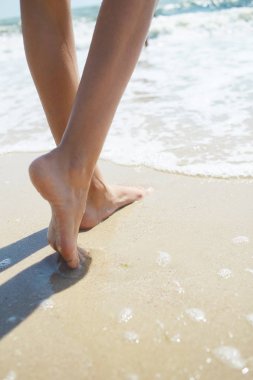 Kumsalda güzel kadın bacakları