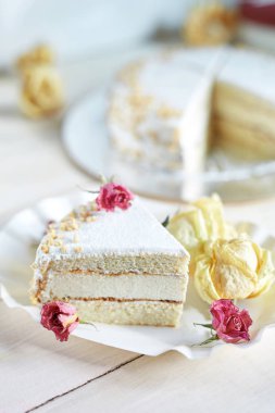 Lor kremalı bisküvi ve kiraz ışık katmanlı