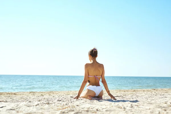 Beautiful sexual woman in bikini against the sea and sky — Stock Photo, Image