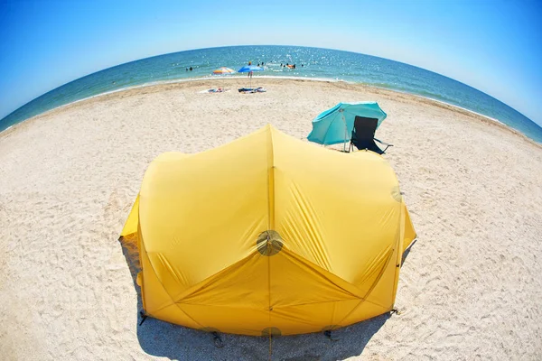Оранжевая палатка на пляже в яркий солнечный день — стоковое фото