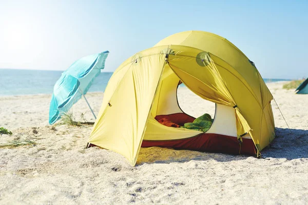 Tenda gialla sulla spiaggia nella luminosa giornata di sole — Foto Stock