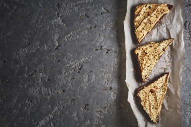 Üç dilim kepekli ekmek ile humus gri beton zemin üzerinde