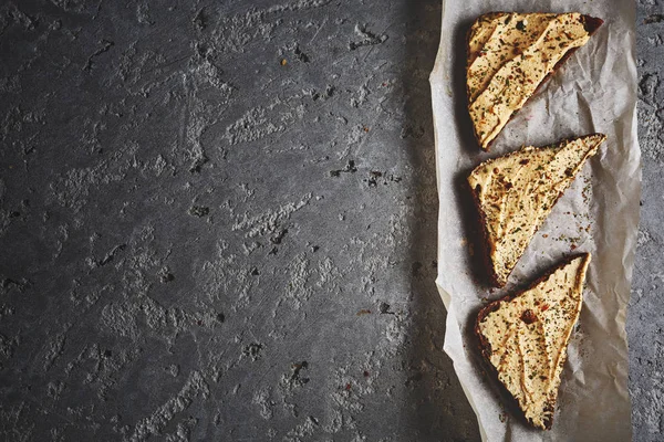 Üç dilim kepekli ekmek ile humus gri beton zemin üzerinde — Stok fotoğraf