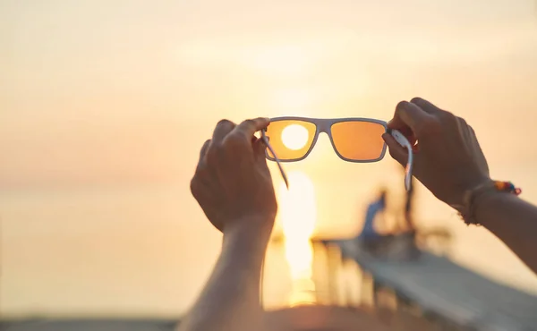 Solskinn, hav og himmel gjennom solbriller – stockfoto