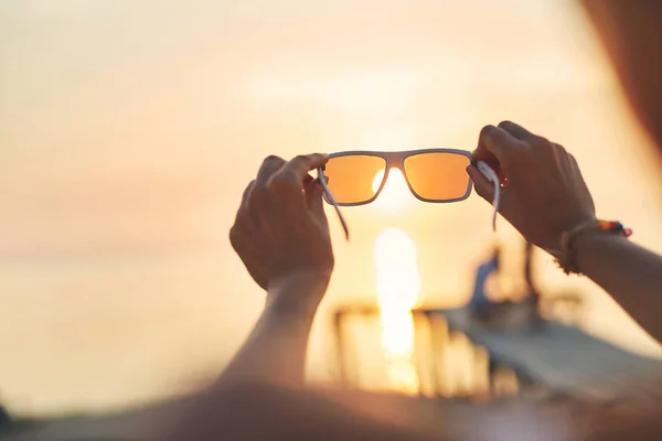 Solskinn, hav og himmel gjennom solbriller – stockfoto