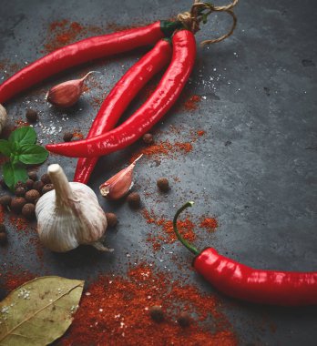 Arka plan ile pul biber, sarımsak ve baharat karanlık taş masada yemek yiyecek.