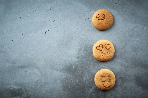 Set van ronde koekjes met verschillende emoties, gezichten met emoties — Stockfoto