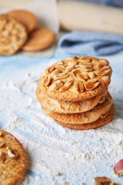 Fıstık kurabiye un üzerinde yukarıdan