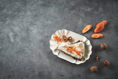 Ürün ayarla ve havuçlu kek kağıt tabak gri beton zemin üzerinde kesmek