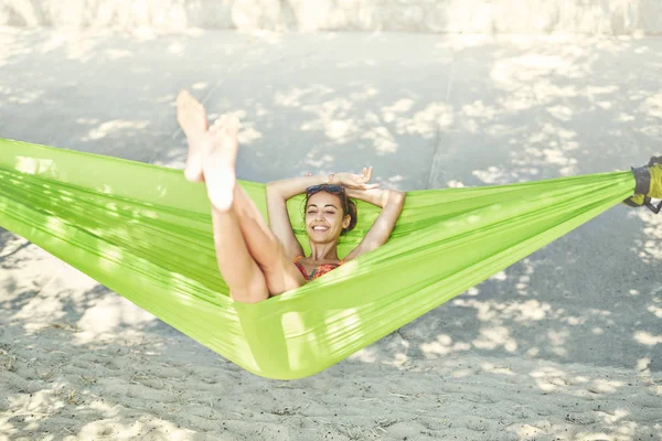 海滩上吊床上的年轻快乐女人 — 图库照片