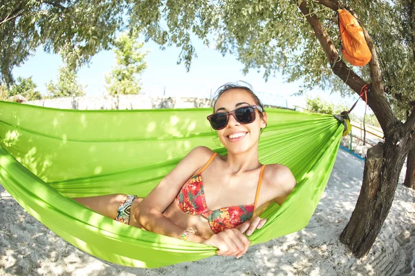 海滩上吊床上的年轻快乐女人 — 图库照片