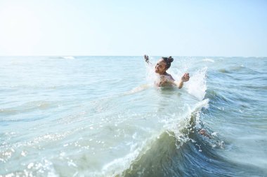 bir kadın denizde yüzüyor