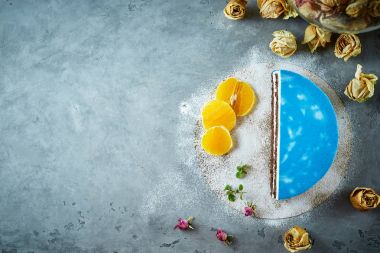 bir koyu gri beton zemin üzerine mavi sır ile kesilerek mousse kek yarısı