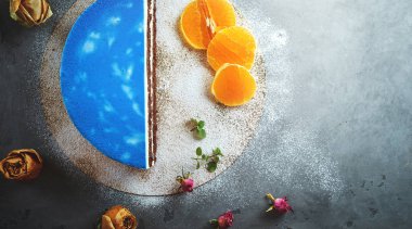 bir koyu gri beton zemin üzerine mavi sır ile kesilerek mousse kek yarısı