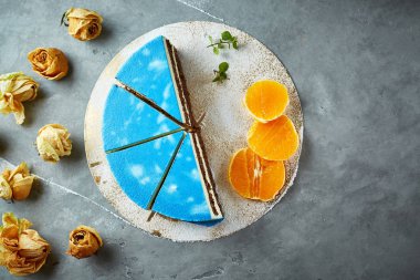 bir koyu gri beton zemin üzerine mavi sır ile kesilerek mousse kek yarısı