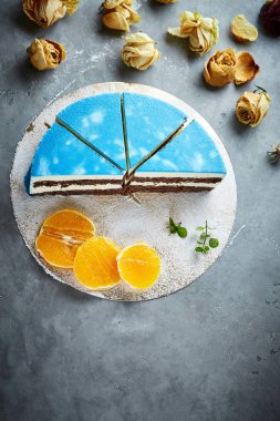 bir koyu gri beton zemin üzerine mavi sır ile kesilerek mousse kek yarısı