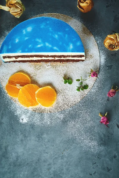 Bir koyu gri beton zemin üzerine mavi sır ile kesilerek mousse kek yarısı — Stok fotoğraf