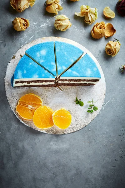 bir koyu gri beton zemin üzerine mavi sır ile kesilerek mousse kek yarısı