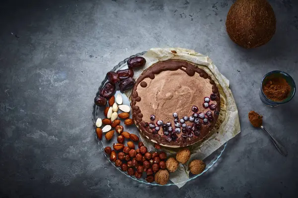 Vegan chocolade cake met verschillende noten, datums en johannesbroodbomen — Stockfoto