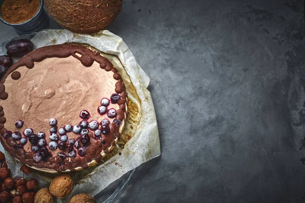 Vegan chocolade cake met verschillende noten, datums en johannesbroodbomen — Stockfoto