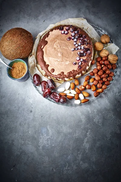 Çikolata vegan kek farklı fındık, tarihleri ve keçiboynuzu — Stok fotoğraf