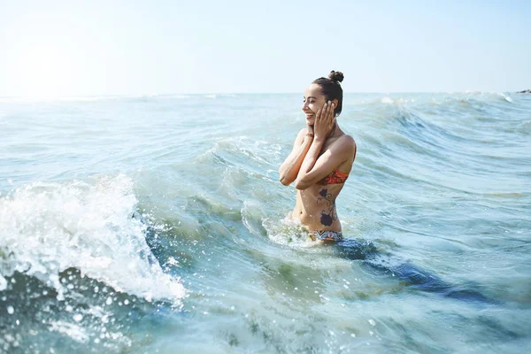 Feliz sonriente mujer está nadando en el mar — Foto de Stock