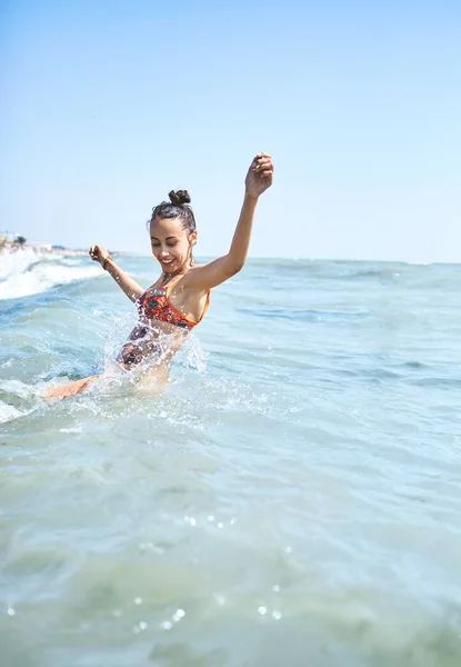 Feliz sorrindo mulher está nadando no mar — Fotografia de Stock