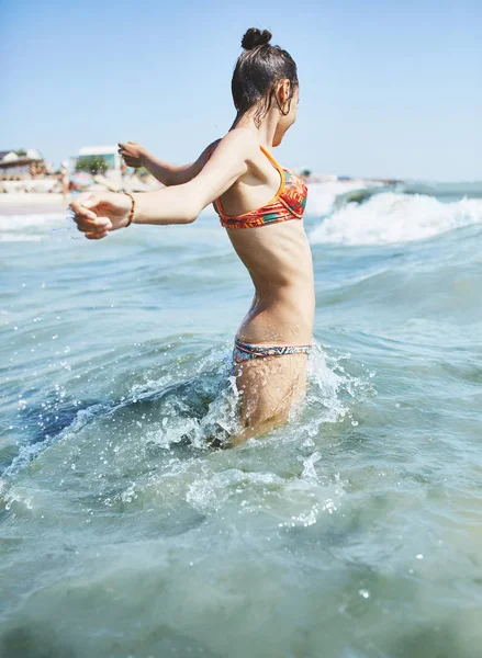 Lykkelige kvinner svømmer i havet – stockfoto