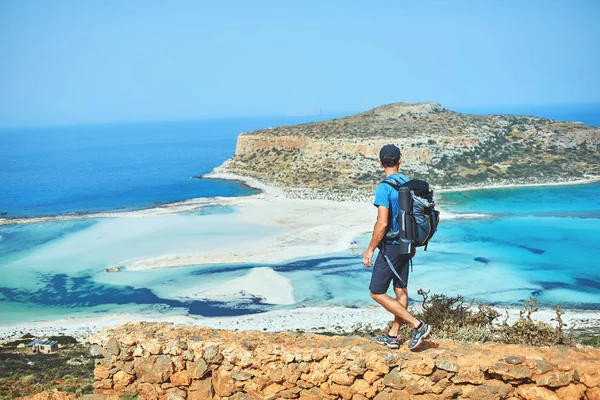 Caminhante com pequena mochila na trilha para a praia de Balos — Fotografia de Stock