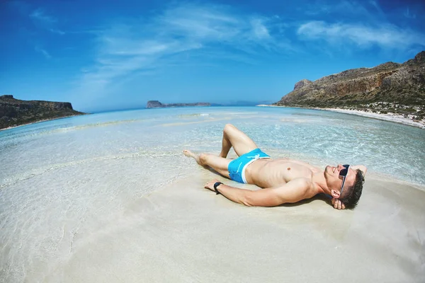 Hombre en la playa — Foto de Stock