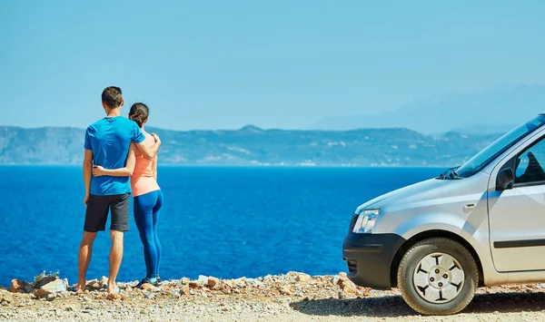 Happiness couple on the road against sea and sky — Stock Photo, Image