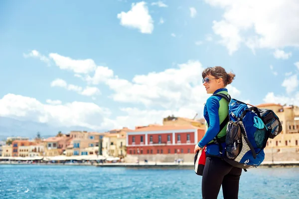 Turista mujer en el casco antiguo —  Fotos de Stock