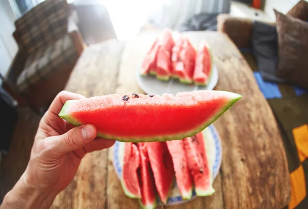 Utsikt över skiva vattenmelon i handen — Stockfoto
