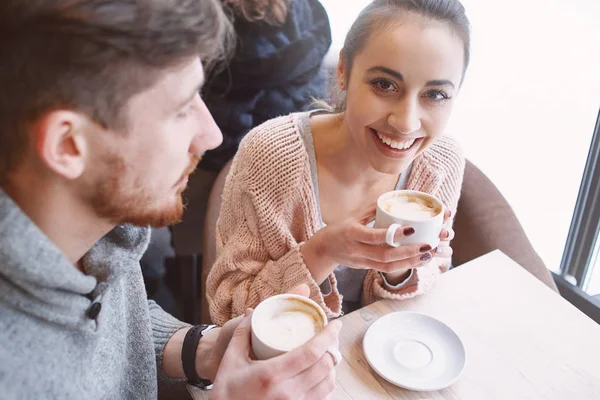 Casal em um encontro no café bebendo café . — Fotografia de Stock