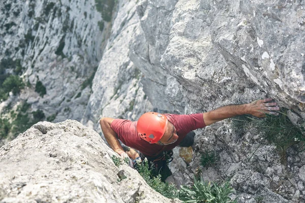 Eski yaşlı adam kaya tırmanışçısı cliff üzerinde tırmanıyor — Stok fotoğraf