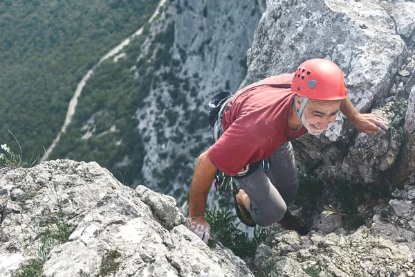 Eski yaşlı adam kaya tırmanışçısı cliff üzerinde tırmanıyor — Stok fotoğraf