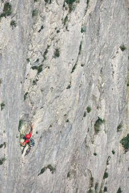 adam kaya tırmanışçısı cliff üzerinde tırmanıyor