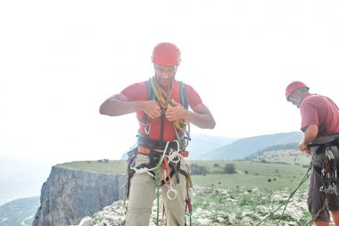 iki adam kaya dağcılar cliff üzerinde tırmandı