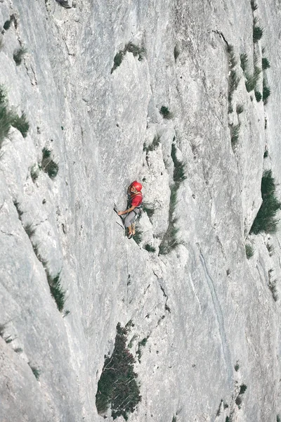 Скалолаз пожилого человека взбирается на скалу — стоковое фото