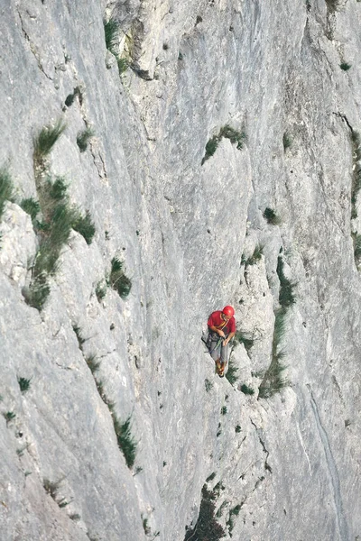 Gammal-åldern man rock klättrare klättrar på klippa — Stockfoto